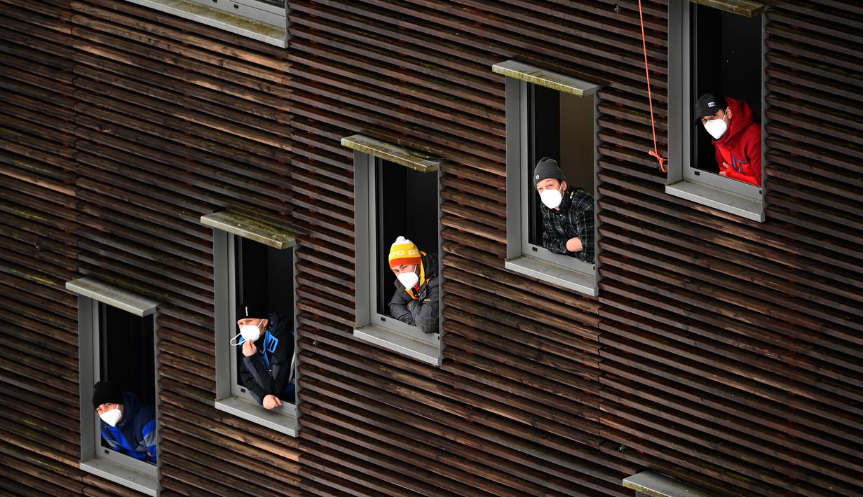 Wasit melihat ke luar jendela untuk menyaksikan perlombaan Ski Jumping dalam FIS Men's Ski Jumping World Cup. (Foto: AFP/Ina Fassbender)