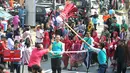 Peserta menampilkan pertunjukan olahraga saat festival budaya Helaran 2018, Bogor, Jawa Barat, Minggu (12/8). Lima ribu peserta berpartisipasi dalam Helaran 2018. (Merdeka.com/Arie Basuki)