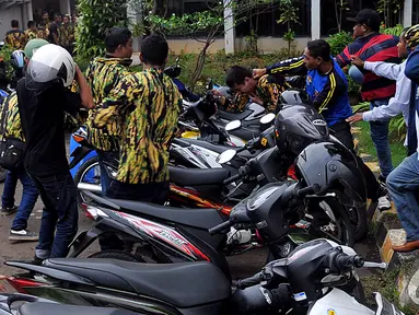 Massa Angkatan Muda Partai Golkar (AMPG) terlibat kericuhan saat Rapat Pleno di DPP Golkar, Jakarta, Selasa (25/11/2014). (Liputan6.com/Johan Tallo)