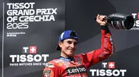 Marc Marquez juga semakin menjauh meninggalkan rival setimnya Francesco Bagnaia yang berada di posisi tiga klasemen. Diketahui, Bagnaia kini terpaut 168 poin dari Marquez akibat gagal podium di MotoGP Ceko 2025. (Michal Cizek/AFP)