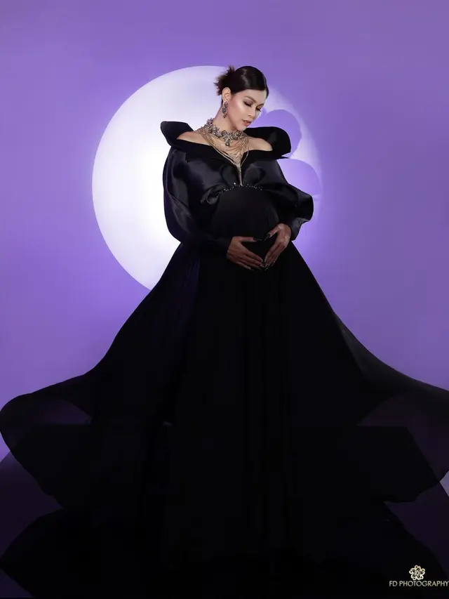 Penampilan Kontras Bunga Jelita Saat Maternity Shoot dalam Balutan Busana Hitam dan Putih, Mana yang Jadi Favoritmu?
