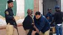 Jutaan warga Pakistan mulai memberikan suara pada 8 Februari 2024 dalam pemilu yang sebelumnya diwarnai kekerasan, tuduhan kecurangan, serta pemenjaraan politisi Imran Khan. (Asif HASSAN/AFP)