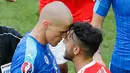  Pemain Slovakia Martin Skrtel (kiri) bersitegang dengan pemain Wales Neil Taylor saat laga Euro 2016, Prancis (11/6). Wales keluar sebagai pemenang usai mengakhiri laga dengan skor 2-1. (Reuters/ Regis Duvignau)