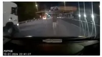 Viral Pria Pejalan Kaki Tiba-tiba Muncul di Tol, Rekaman Dashcam Bikin Merinding