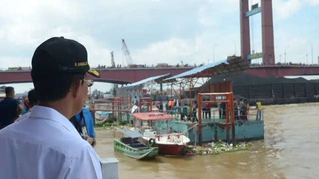Walikota Palembang Harnojoyo saat meninjau lokasi tabrakan dibawah Jembatan Ampera (Liputan6.com / Nefri Inge)