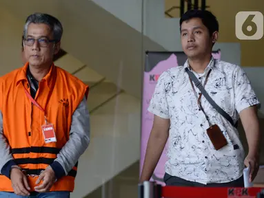 Tersangka sekaligus mantan Kepala Bidang Jalan Dinas PUPR Kabupaten Indramayu, Wempy Triyono seusai menjalani pemeriksaan di gedung KPK Jakarta, Jumat (17/1/2020). Wempy diperiksa terkait kasus dugaan pengaturan proyek di lingkungan Pemkab Indramayu tahun anggaran 2019. (merdeka.com/Dwi Narwoko)