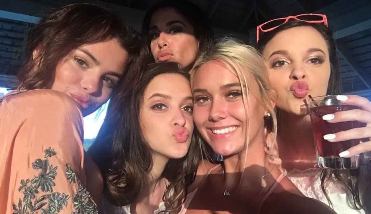 Selena Gomez sendiri bahkan berfoto bersama dengan para sepupu Justin Bieber. (twitter/SelenaHQ)