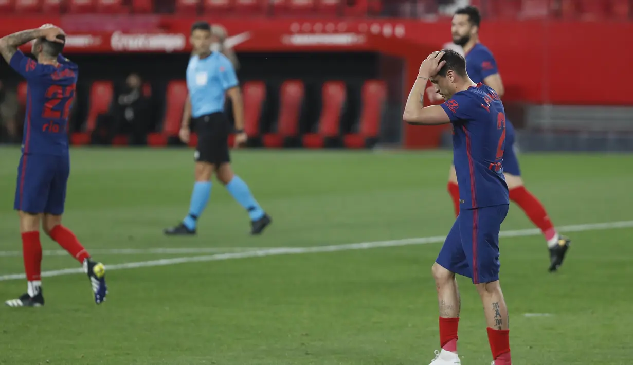 Striker Atletico Madrid, Luis Suarez, saat melawan Sevilla pada laga Liga Spanyol di Stadion Ramon Sanchez-Pizjuan, Minggu (4/4/2021). Sevilla menang dengan skor 1-0. (AP Photo/Angel Fernandez)