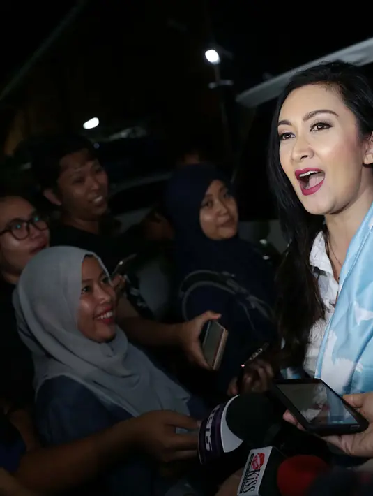 "Rumah tangga kan enggak gampang, selalu ada badai. Badai kan bagus, pengalaman itu membentuk kita. Itu ujian buat kita," ujar pemilik single Cinta Abadi itu. (Deki Prayoga/Bintang.com)