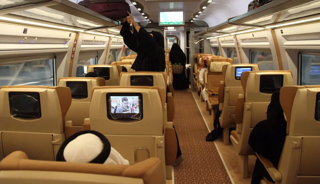 Para penumpang menaiki kereta api kecepatan tinggi Haramain yang resmi beroperasi di stasiun kereta Makkah, Kamis (11/10). Dengan kereta ini dari Mekah ke Madinah yang berjarak sekitar 450 km bisa ditempuh sekitar 1,5 jam saja. (BANDAR ALDANDANI/AFP)