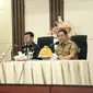 Penjabat (Pj) Gubernur Sulawesi Selatan, Bahtiar Baharuddin bersama Menteri Pertanian Syahrul Yasin Limpo (SYL) dalam Rapat Koordinasi Pengendalian Inflasi Daerah di Kantor Gubernur Sulsel, Senin, (18/9/2023).