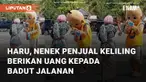 Aksi seorang nenek penjual keliling berikan uang kepada badut jalanan mengundang perhatian