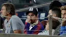 Megabintang Barcelona, Lionel Messi duduk di tribun penonton menyaksikan rekan-rekannya menghadapi Inter Milan pada laga ketiga Grup B Liga Champions di Camp Nou, Rabu (24/10). Bermain tanpa Messi, Barcelona mampu menang 2-0. (AP/Emilio Morenatti)