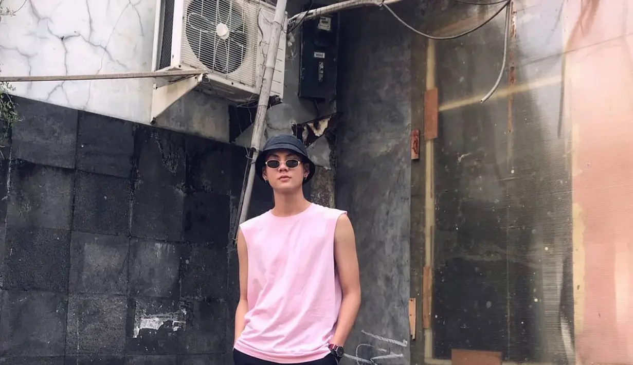 Saat mereka tampil berdua, kebersamaan dalam berpakaian memang menjadi kekuatan. Kami melihatnya sebagai pasangan paling fashionable saat ini. (Foto: Instagram @adamrxsydi)