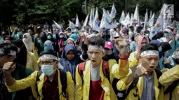 Aliansi Badan Eksektutif Mahasiswa Seluruh Indonesia (BEM SI) menuntut kembalikan subsidi listrik 900VA dan BBM serta usut tuntas  kasus E-KTP tanpa adanya intervensi politik, Jakarta, Senin (22/5). (Liputan6.com/Faizal Fanani)