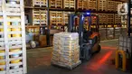 Pekerja dengan mobil lift pengangkut barang mendistribusi bahan kimia untuk konstruksi dan industri di Gudang Sika Indonesia, Bogor, Selasa (24/05/2022). Perusahaan asal Swiss mengalami pertumbuhan bisnis positif mencapai dua digit di masa pandemi. (Liputan6.com/HO/Reza)