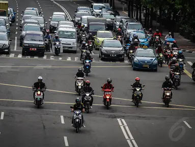 Pengendara sepeda motor melintas di sekitar Jalan MH Thamrin, Jakarta Pusat, Selasa (11/11/2014). (Liputan6.com/Faizal Fanani) 