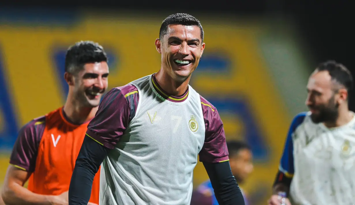 Cristiano Ronaldo saat melakukan sesi latihan di markas Al Nassr, King Fahd, Riyadh, Sabtu (6/5/2023). Mega bintang Portugal tersebut dan rekan satu timnya terlihat menikmati porsi latihan yang diberikan tim kepelatihan yang kini dipegang oleh Dinko Jelicic. (Twitter/Al Nassr FC)