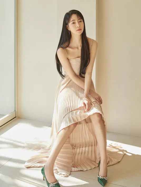 Jika melihat pada akun Instagram pribadinya (@limjjy2), Lim Ji Yeon banyak mengunggah potret dirinya yang memesona dalam berbagai kesempatan. Tapi, tahukah kamu bahwa The Glory menjadi debut Lim Ji Yeon sebagai karakter yang antagonis? Bukankah pendalaman karakternya sebagai pembully yang sadis patut diacungi jempol, Sahabat FIMELA? Foto: Instagram.