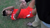 Striker Arema, Ahmad Nur Hardianto, mengalami cedera dalam latihan yang digelar di  Stadion Gajayana, Malang, Jumat (16/5/2019). (Bola.com/Iwan Setiawan)