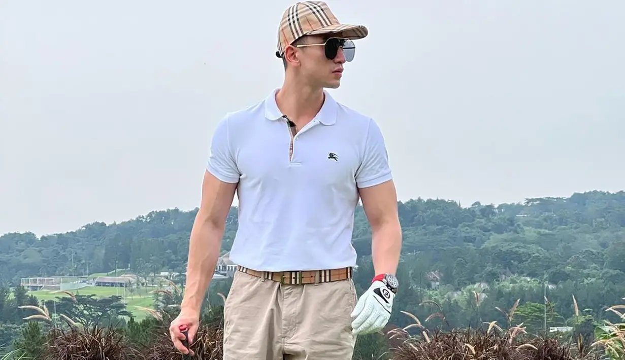 Penampilan putra sulung Venna Melinda ini saat bermain golf pun disebut-sebut tetap terlihat keren dan macho oleh banyak netizen. Terlebih, Verrel nampaknya sudah jago bermain golf.(Liputan6.com/IG/@bramastavrl)