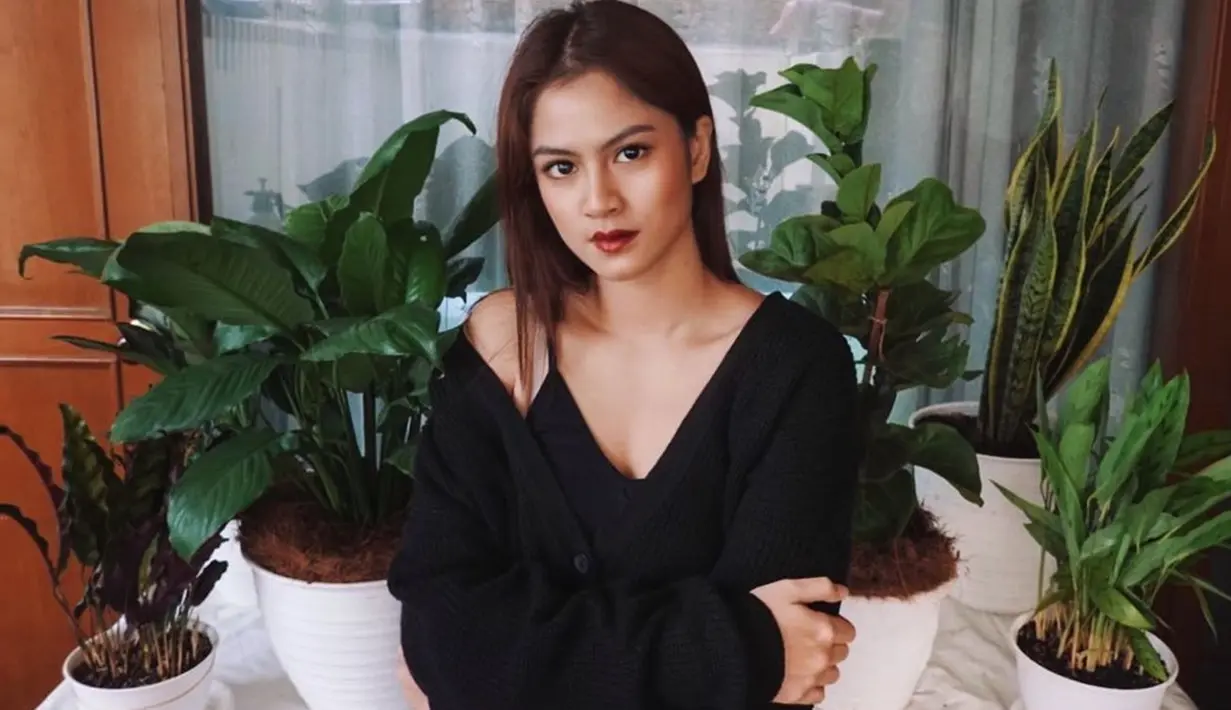Selain piawai dalam berakting, paras cantik pemilik nama lengkap Hana Putri Saraswati ini juga berhasil curi perhatian. Terlebih, ia pandai memadupadankan busana dalam gaya kasual. Penampilannya pun makin terlihat memesona. (Liputan6.com/IG/@hanahaho)