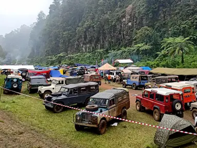 Pemilik dan pecinta Land Rover yang tergabung dalam Indonesia Land Rover United (ILRU) ketika menggelar kamping bersama di kaki Gunung Gede Pangrango, Bogor, Jawa Barat, Sabtu (22/12). Kegiatan digelar setiap 2 tahun sekali. (Liputan6.com/Pool/ILRU)