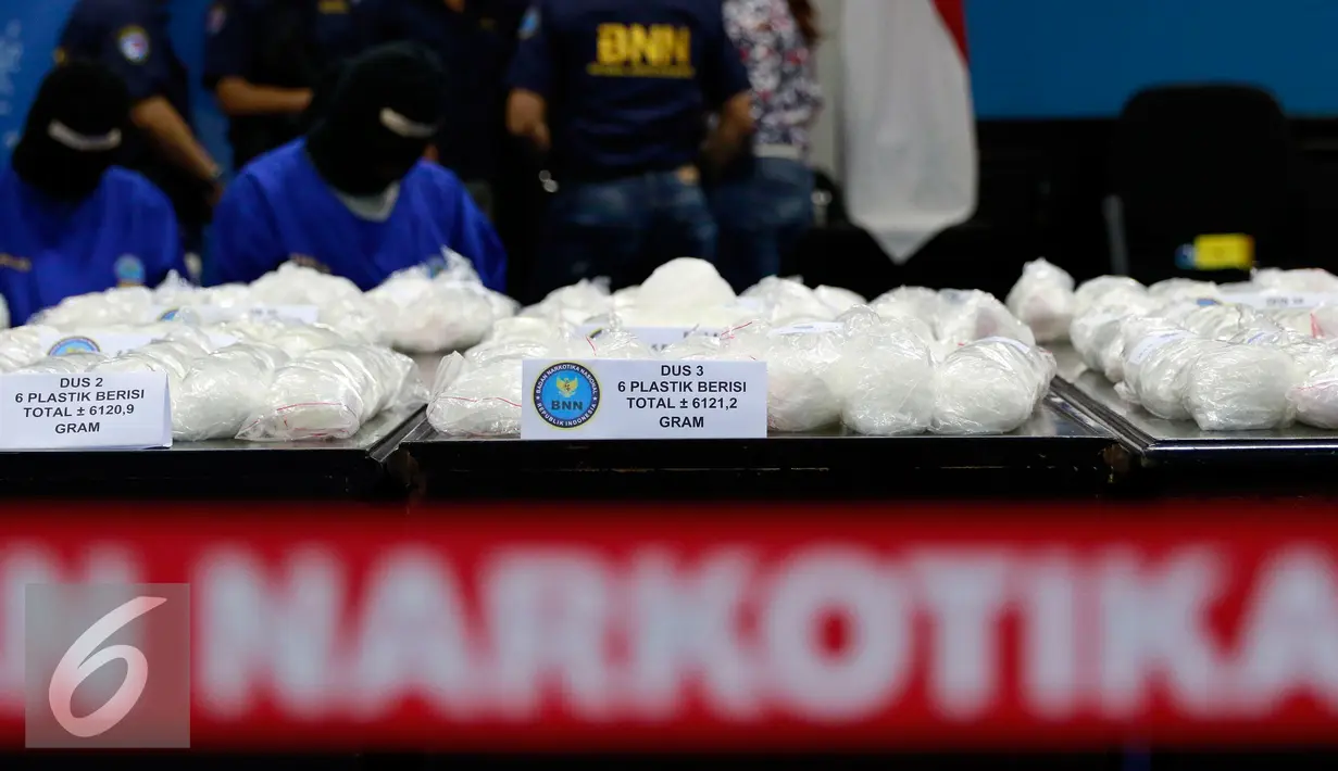Barang bukti berupa shabu-shabu diperlihatkan bersama Tim gabungan Badan Narkotika Nasional (BNN) dan Direktorat Jenderal Bea Cukai saat rilis penyelundupan 270kg shabu, Jakarta, Selasa (20/10/2015). (Liputan6.com/Yoppy Renato)