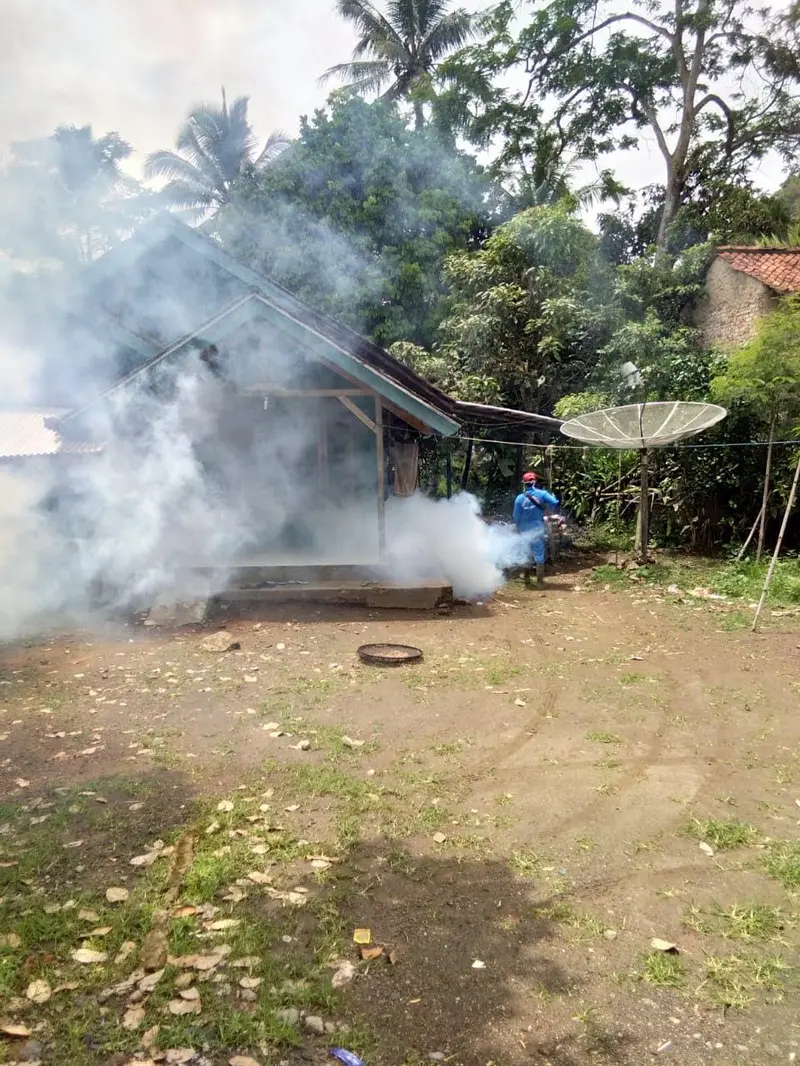 Nampak proses pengasapan atau fogging tengah dilakukan Dinas Kesehatan Kota Tasikmalaya, Jawa Barat