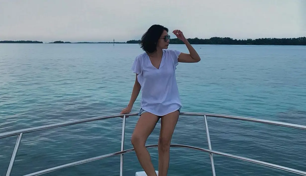 Dita sendiri cukup sering terlihat berlibur di alam terutama pantai. Penampilan wanita yang pernah menjadi rekan duet Maia Estianty ini juga terlihat cukup santai dengan kaus berwarna putihnya. (Liputan6.com/IG/@ditaofficial.id)