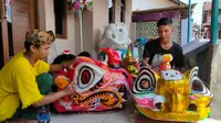 Perajin Barongsai asal Cirebon sedang mengerjakan beberapa pesanan barongsai menjelang perayaan Imlek 2023. Foto (Liputan6.com / Panji Prayitno)