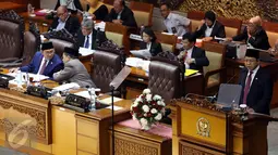 Ketua DPR Setya Novanto (kanan) memberikan penjelasan saat Rapat Paripurna DPR RI Ke-18 Masa Sidang III Tahun Sidang 2016-2017, Jakarta, Kamis (23/2). Sidang tersebut membahas Penutupan Masa Sidang dan sejumlah agenda RUU (Liputan6.com/Johan Tallo)