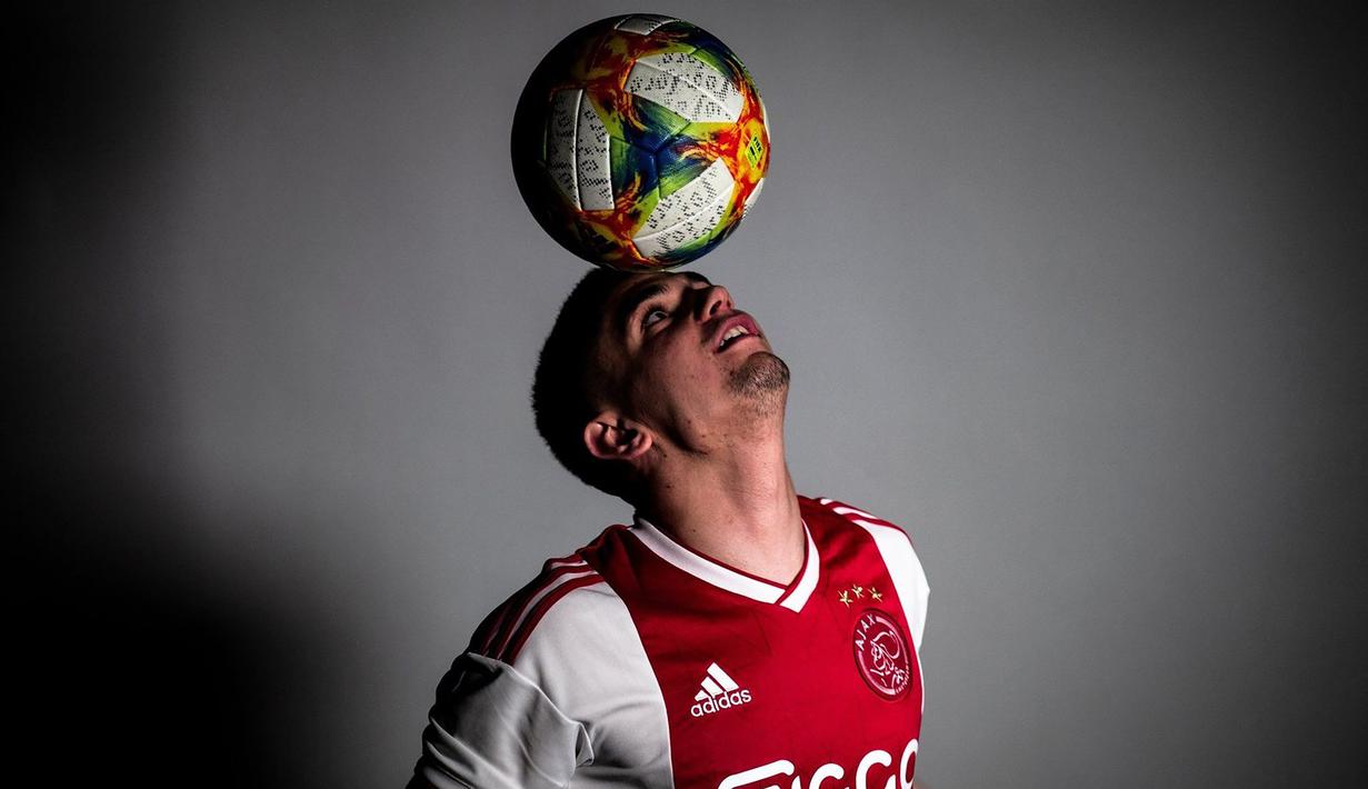 Razvan Marin. Gelandang Rumania berusia 25 tahun ini didatangkan Erik Ten Hag dari Standard Liege pada awal musim 2019/2020 dengan nilai transfer 12,5 juta euro. Pada awal musim 2020/2021 ia dilepas ke Cagliari. Bersama Ajax ia tampil dalam 17 laga dengan torehan 2 assist. (rtbf.be)