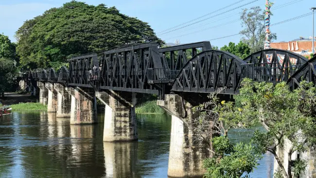 Jembatan di atas sungai Kwai, Thailand. (Sumber Wikimedia Commons)