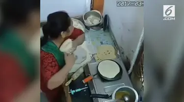 Seorang wanita pembuat roti cane terekam kamera cctv lakukan hal menjijikan.