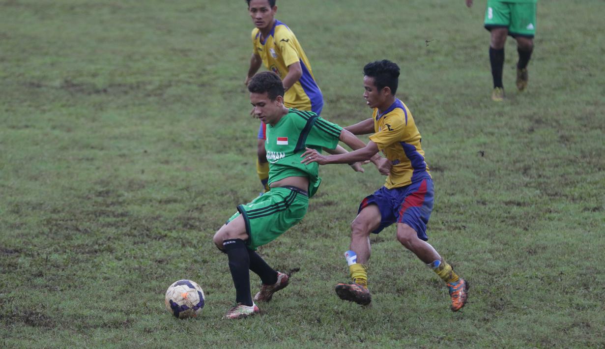 Pemain Diklat Ragunan, Egy maulana (kiri) berebut bola dengan pemain Barito Putera U-21 pada laga uji coba melawan Diklat Ragunan di Stadion Bea & Cukai Rawamangun, Jakarta, Rabu (2/3/2016). (Bola.com/Nicklas Hanoatubun)