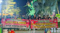 Kelompok PNIP membentang spanduk menolak kedatangan Anies Baswedan di Jatim. (Istimewa)