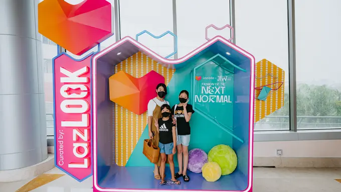 Lazada menghadirkan keseruan lewat instalasi