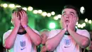 Suporter Inggris bereaksi setelah Italia memenangkan pertandingan final Euro 2020 di zona penggemar di Newcastle, Inggris, Minggu (11/7/2021). Italia menang 3-2 lewat adu penalti dengan Inggris usai bermain imbang 1-1 di waktu normal. (AP Photo/Scott Heppell)