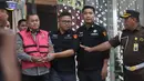 Mantan Wakil Kepala Badan Gizi Nasional (BGN), Lodewyk Pusung (mengenakan rompi tahanan - kiri), digiring menuju mobil tahanan usai menjalani pemeriksaan di Gedung Kejaksaan Agung RI, Jakarta, Rabu (3/6/2026). (Kapanlagi.com/Budy Santoso)