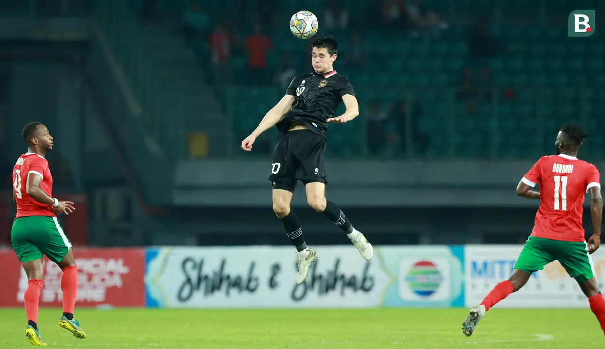Pemain Timnas Indonesia, Elkan Baggot, menyundul bola saat melawan Burundi pada pertandingan kedua FIFA Matchday di Stadion Patriot Candrabhaga, Bekasi, Selasa (28/3/2023). Kedua tim bermain imbang 2-2. (Bola.com/M Iqbal Ichsan)