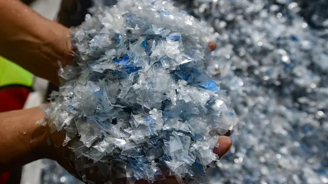 Melihat Proses Pengolahan Sampah Botol Plastik di Koperasi Pemulung Berdaya