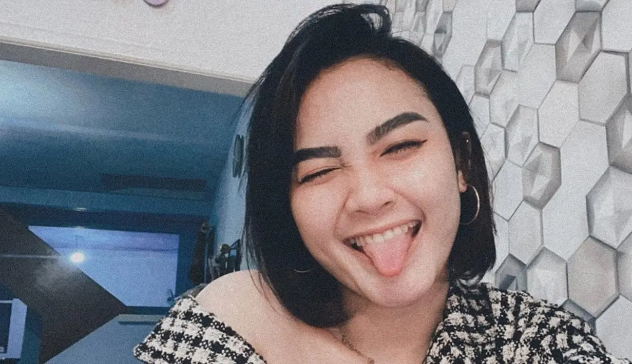 Wanita kelahiran Sidoarjo, 12 November 1998 ini memang sering kali memotong rambutnya pendek. Kali ini dengan gaya rambut bop berwarna hitam ia terlihat lebih percaya diri. Penampilannya tak selalu membuat penggemar terkesima. (Liputan6.com/IG/@arlidaputrii)