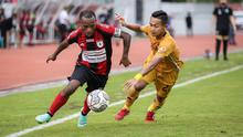 Pemain Persipura Jayapura, Yohanes Pahabol (kiri) berebut bola dengan pemain Bhayangkara FC, Sani Rizki Fauzi dalam laga pekan ke-15 BRI Liga 1 2021/2022 di Stadion Moch. Soebroto, Magelang, Kamis (02/12/2021). (Bola.com/Bagaskara Lazuardi)