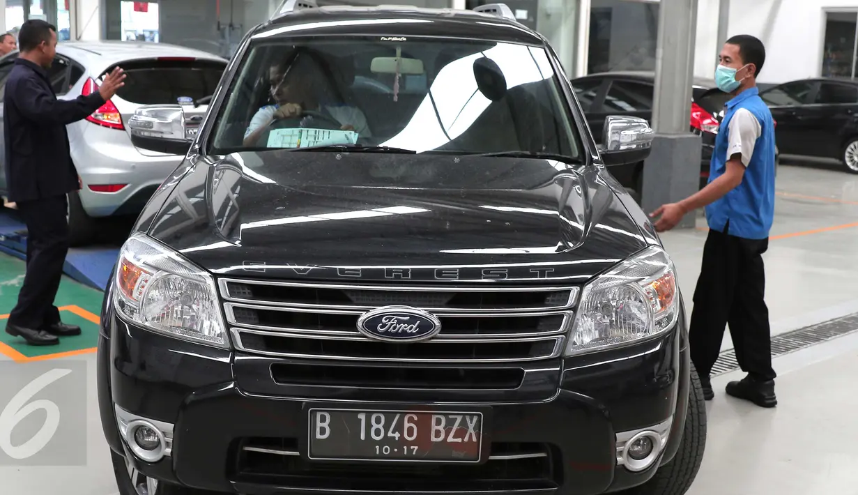 Aktivitas di salah satu dealer mobil Ford di Jakarta, Selasa (26/1). Ford memastikan para konsumen dapat tetap mengunjungi dealer Ford untuk layanan penjualan, servis, dan garansi hingga beberapa waktu ke depan di tahun ini. (Liputan6.com/Angga Yuniar)
