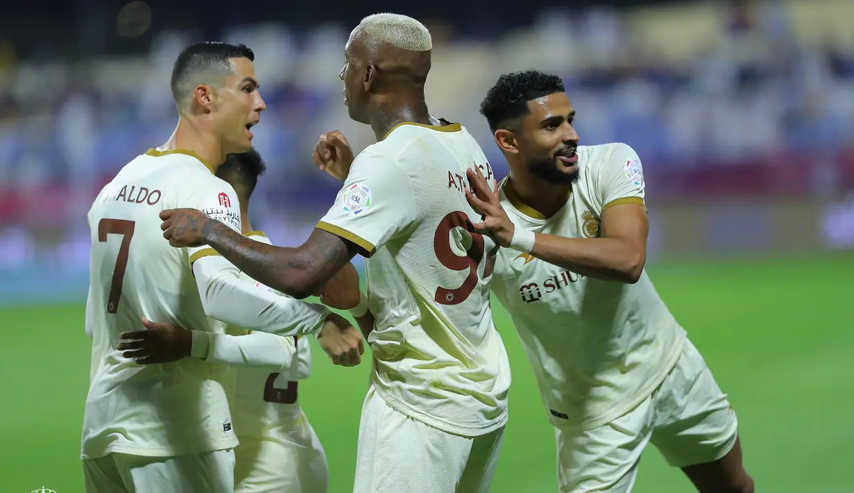 Selebrasi para pemain Al Nassr FC setelah Cristiano Ronaldo mencetak gol pertama ke gawang Al Adalah melalui eksekusi penalti pada laga pekan ke-22 Liga Arab Saudi 2022/2023 di Prince Abdullah Stadium, Rabu (5/4/2023) dini hari WIB. (twitter@AlNassrFC)