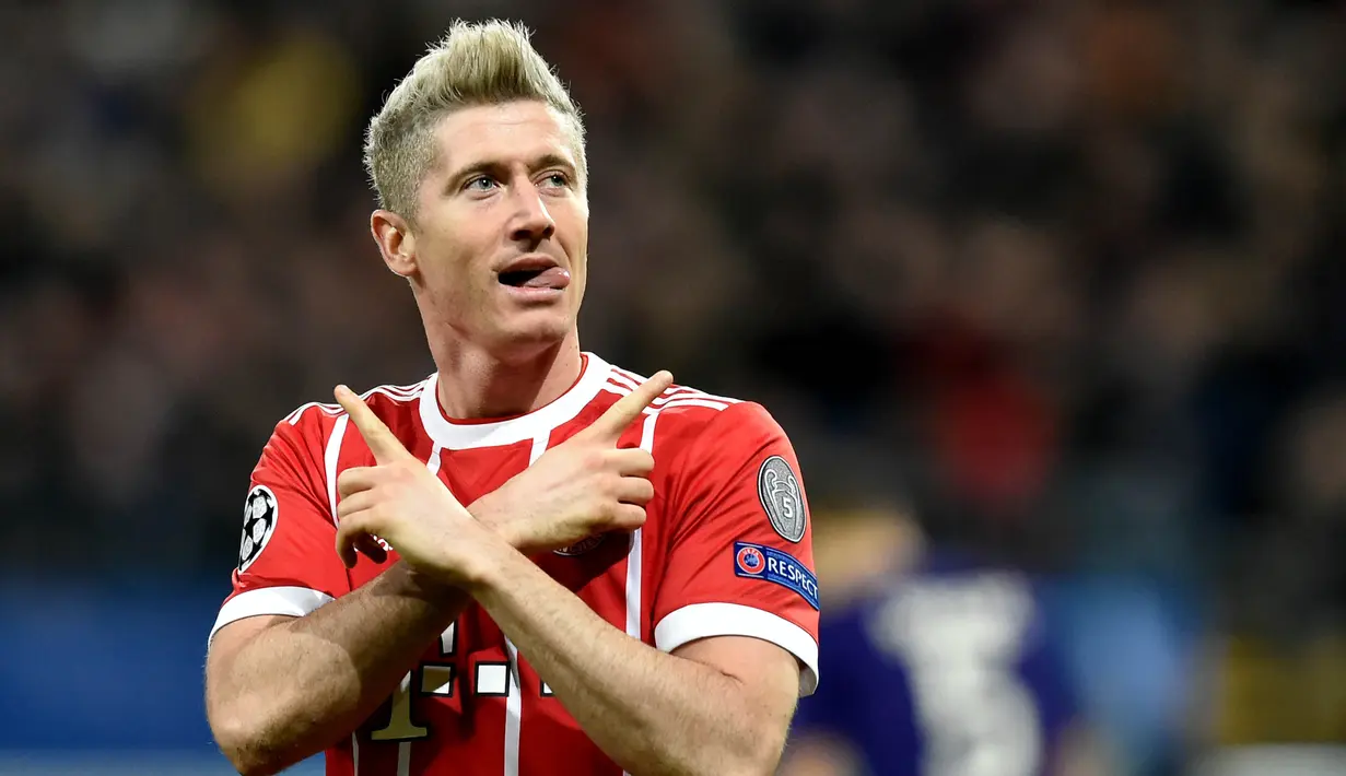 3. Robert Lewandowski - Striker mematikan milik Bayern Munchen ini tak hanya handal dalam membobol gawang lawan. Pria Polandia itu berhasil menuntaskan gelar sarjananya di jurusan Pendidikan Fisik di Sekolah Olahraga Warsawa. (AFP/John Thys)