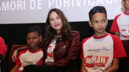 Dengan jaket kulit dan baju seragam bertuliskan Rumah Merah Putih, Pevita Pearce duduk bersama dua cast Film Rumah Merah Putih. Pevita yang berperan sebagai tantenya Oscar terlihat sangat antusias di screening film tersebut (KapanLagi.com/Adrian Utama Putra)