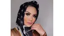 Krisdayanti terlihat cantik saat berfoto di depan Ka'bah, ia tampak berpose dengan sang suami, Raul Lemos. (Foto: instagram.com/krisdayantilemos)