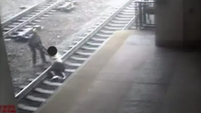 Bak Pahlawan, Polisi Ini Tolong Pria yang Hendak Tertabrak Kereta